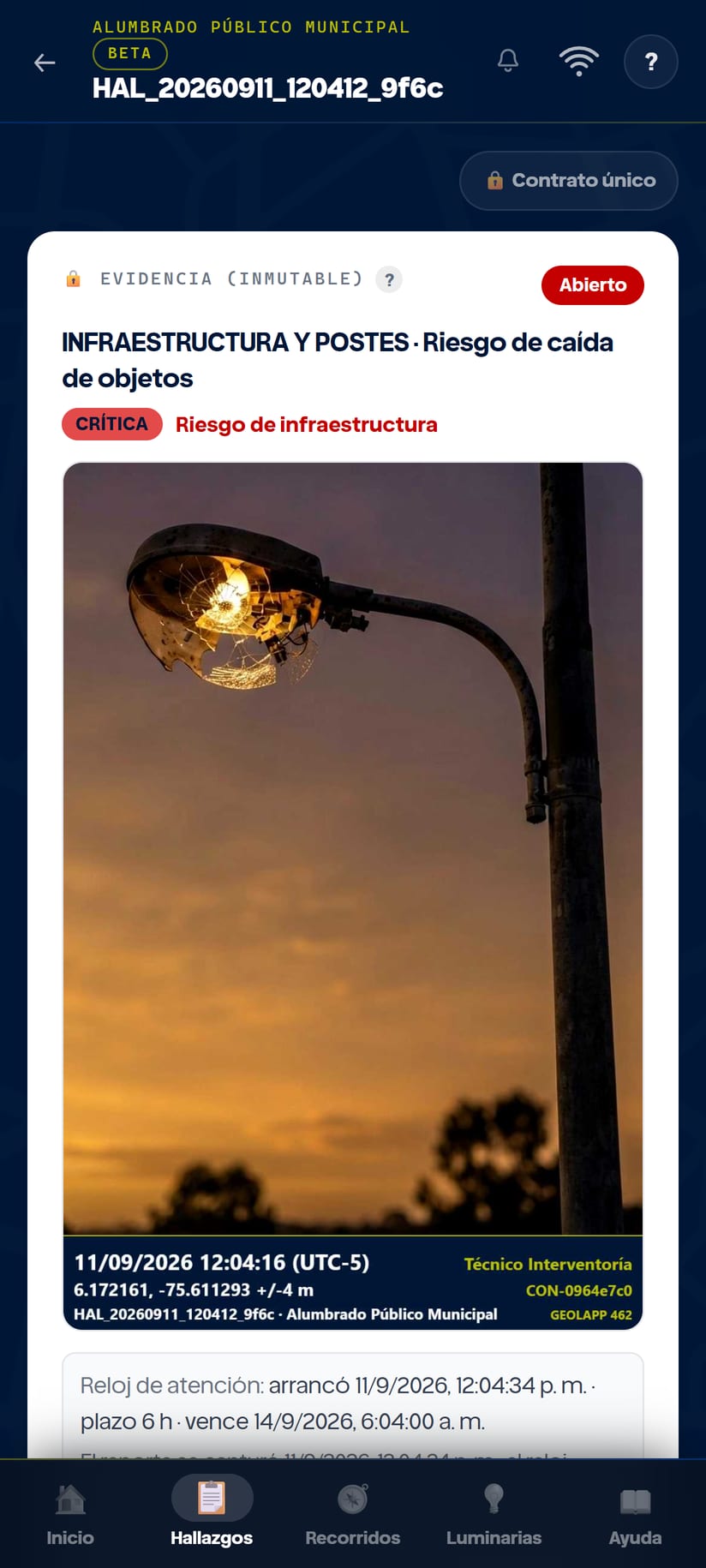 Detalle de un hallazgo guardado: foto de una luminaria con el vidrio roto y, quemado debajo, el sello con fecha, hora, coordenadas GPS, rol y contrato.